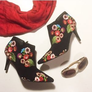 Beverly Feldman Black Floral Embroidered Bootoes
